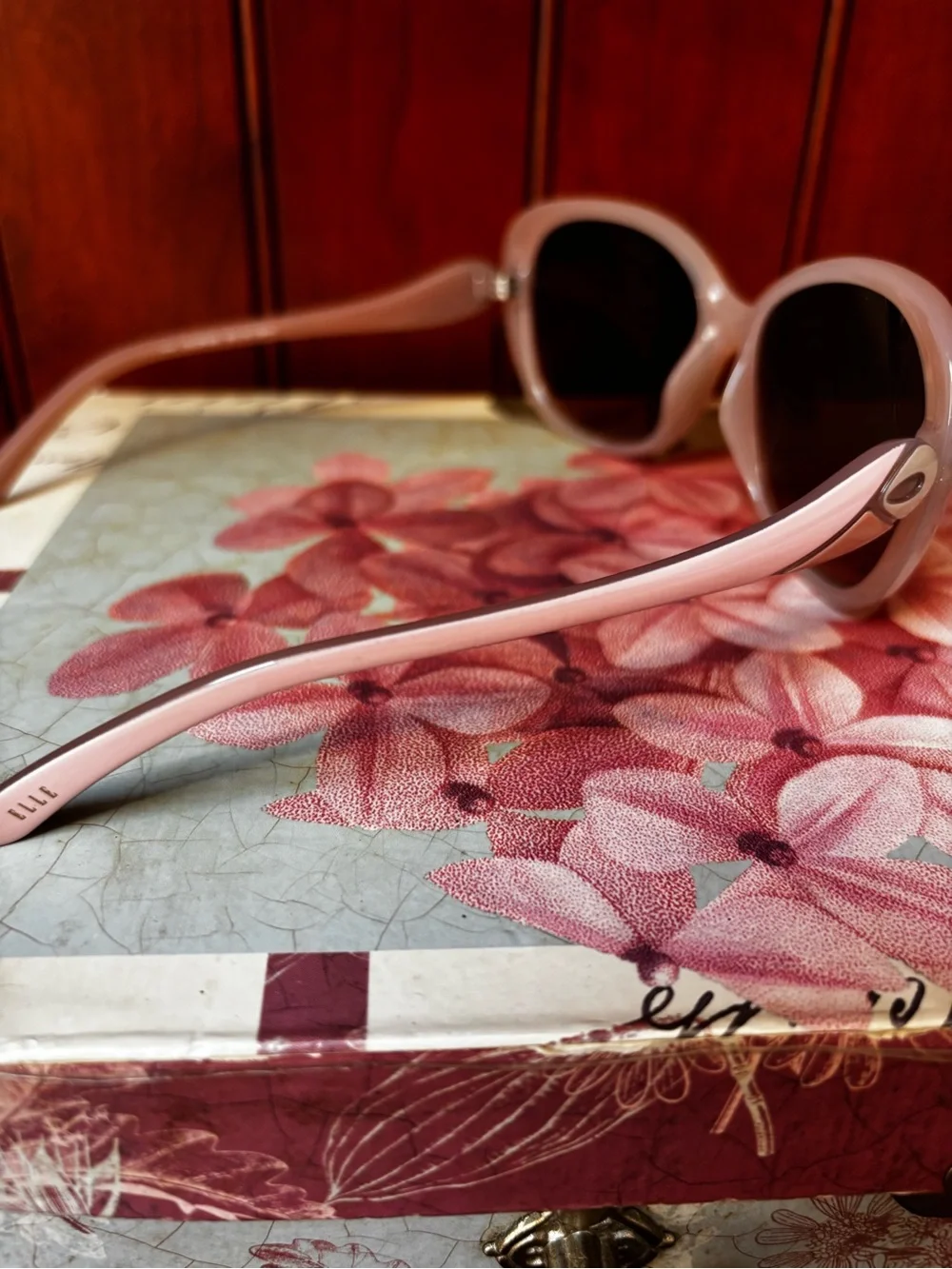 ELLE oversized sunglasses pink retro-inspired design